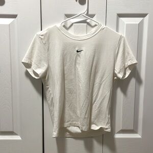 WOMEN’S WHITE NIKE T-SHIRT